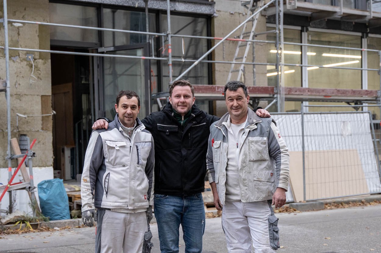 Vladimir Reder mit zwei Mitarbeitern des Markgräfler Malermeisterbetriebs vor einer Baustelle